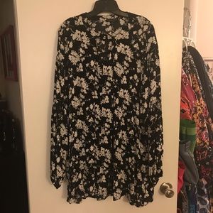 Black & white floral lane Bryant tunic w/pockets!